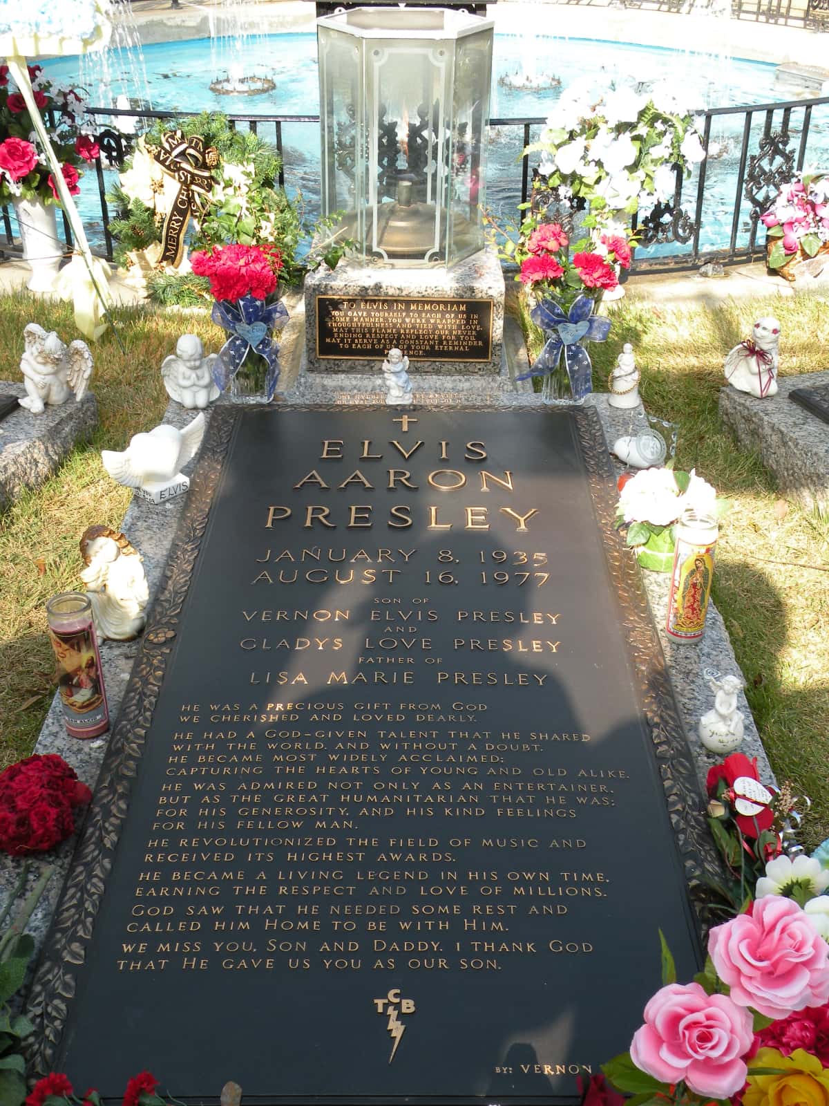 Grave stone for Elvis Presley